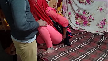 Два молодого человека и девушка с рыжими волосами целуются и ебутся на диванчика в розовый горошек